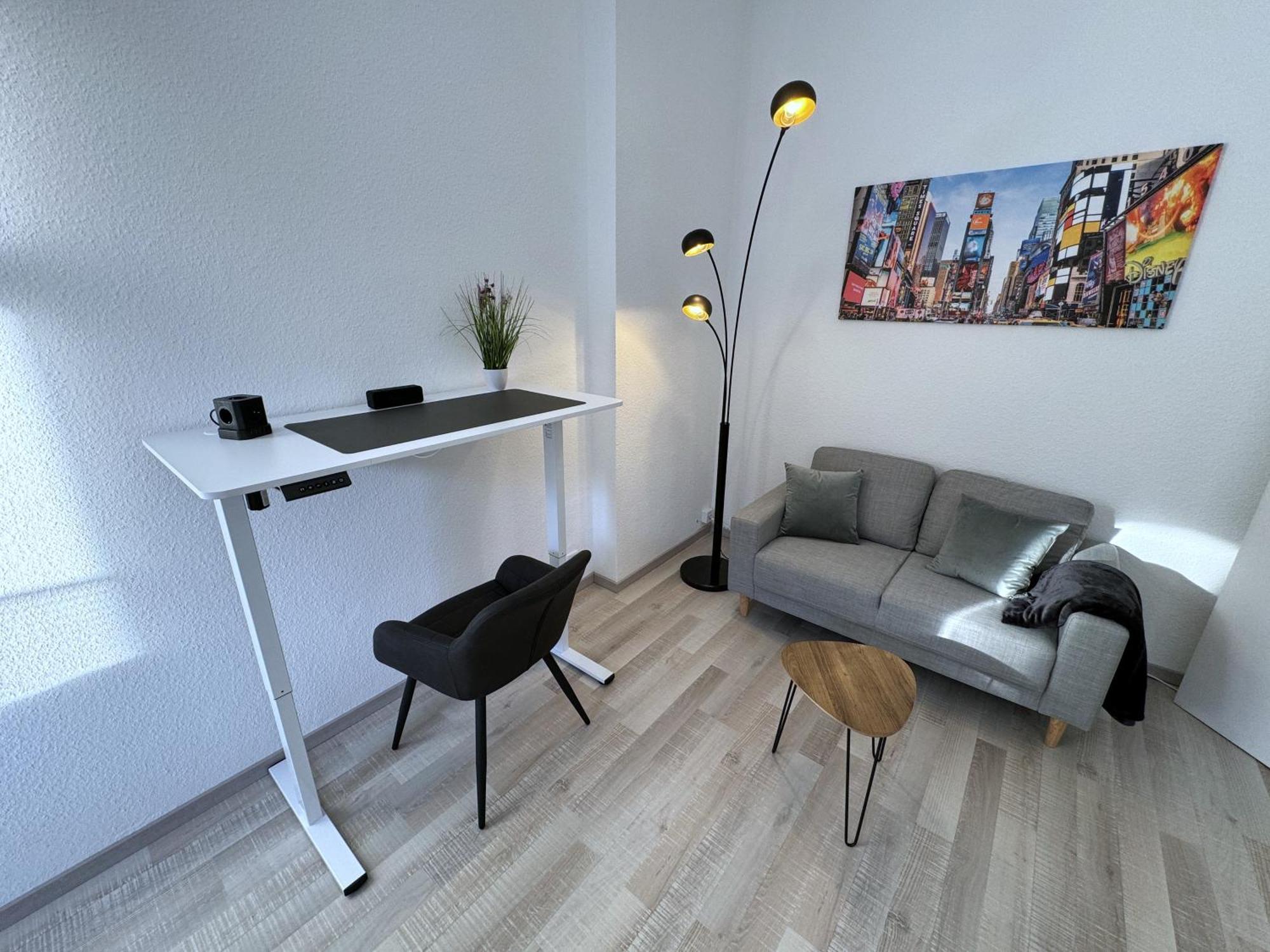 Apartment Modernes In Lage Komfortabel Eingerichtet Mit Arbeitsplatz Und Kueche - Geibelsuite
